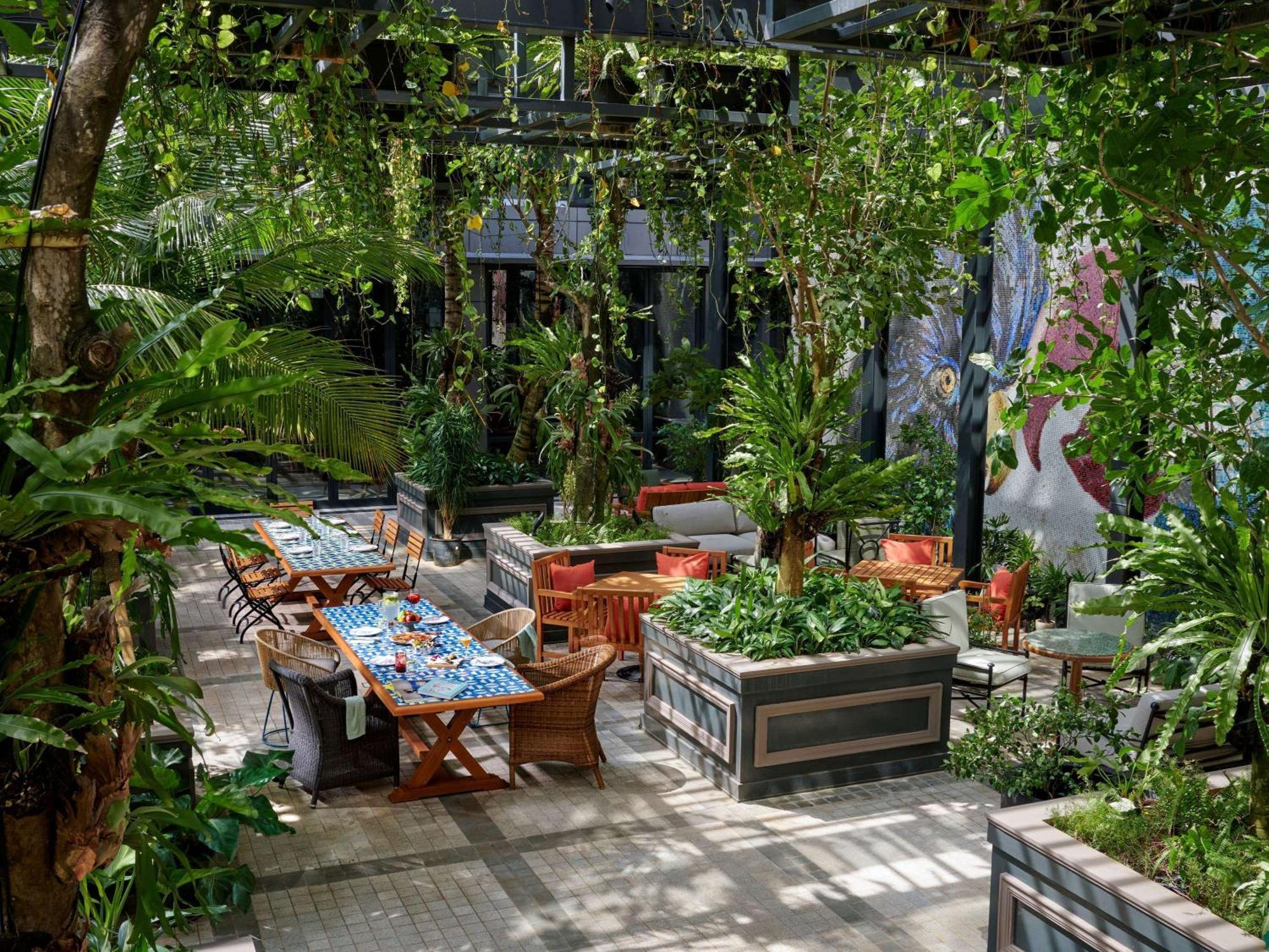 25Hours Hotel Jakarta The Oddbird Экстерьер фото